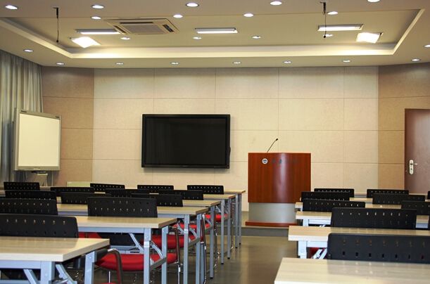 15中學隔音墻建成后，記者親自到現(xiàn)場體驗隔音效果